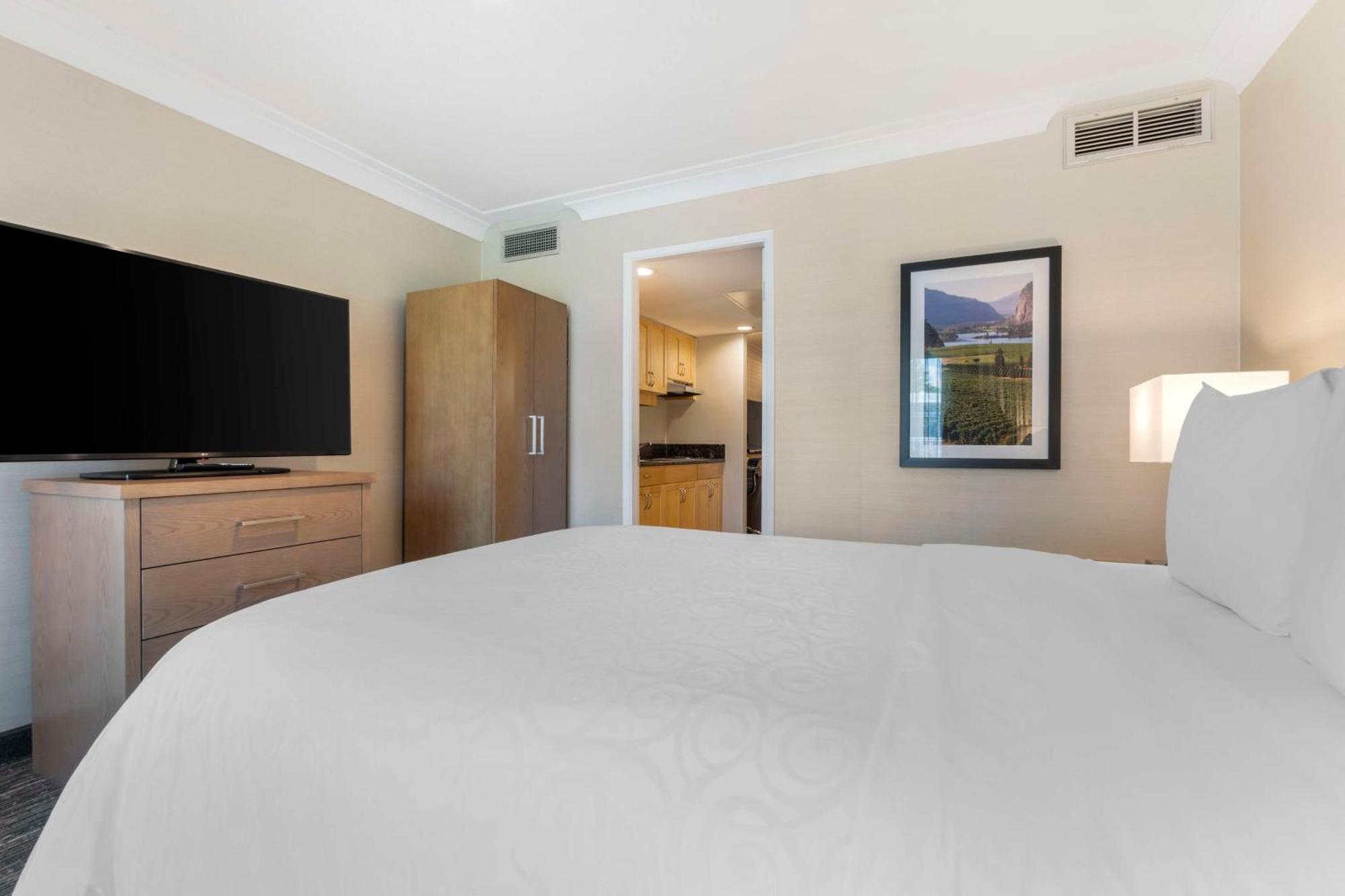 Best Western Plus Kelowna Hotel & Suites Esterno foto