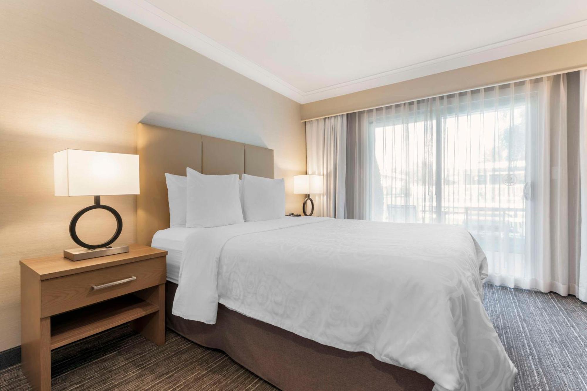 Best Western Plus Kelowna Hotel & Suites Esterno foto