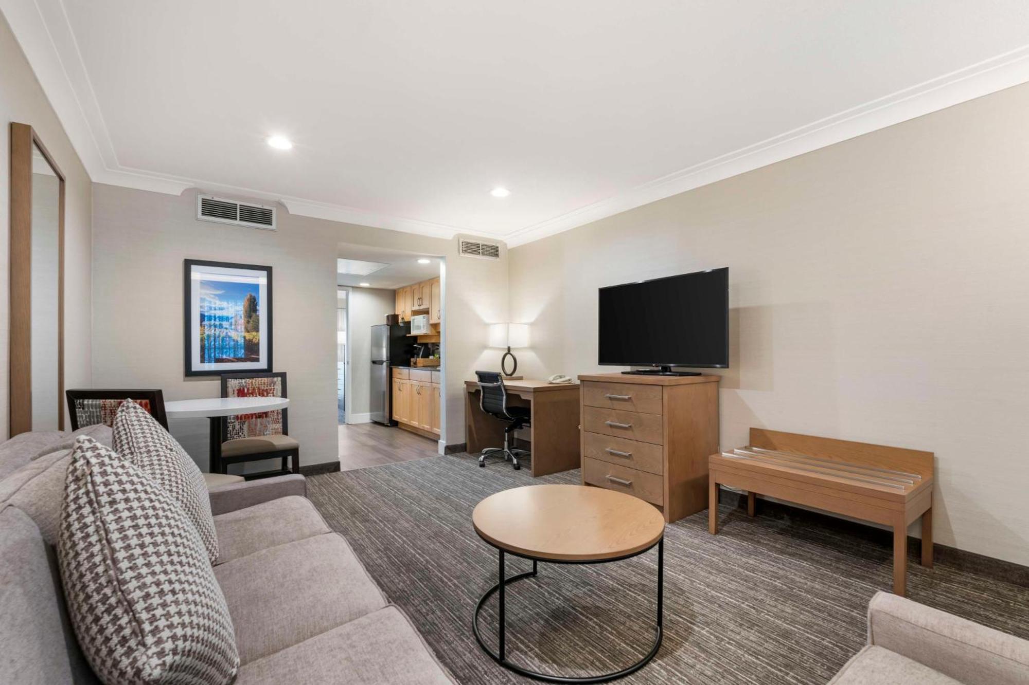 Best Western Plus Kelowna Hotel & Suites Esterno foto