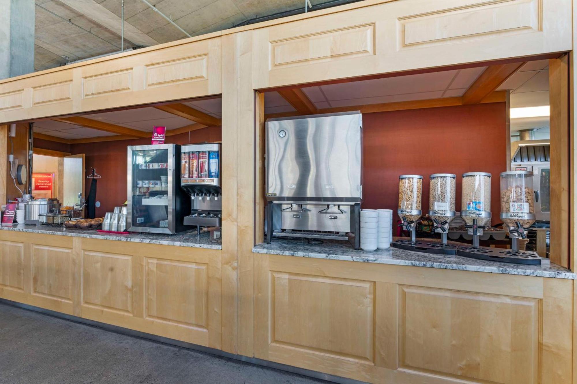 Best Western Plus Kelowna Hotel & Suites Esterno foto