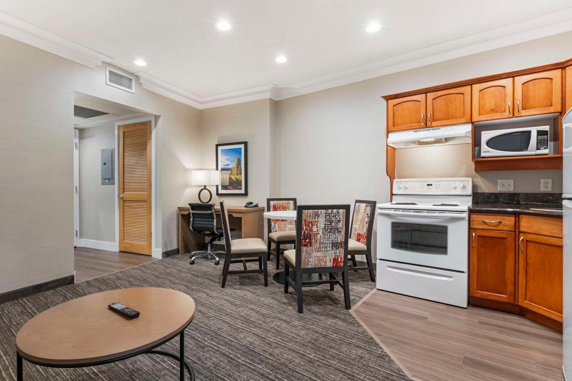 Best Western Plus Kelowna Hotel & Suites Esterno foto