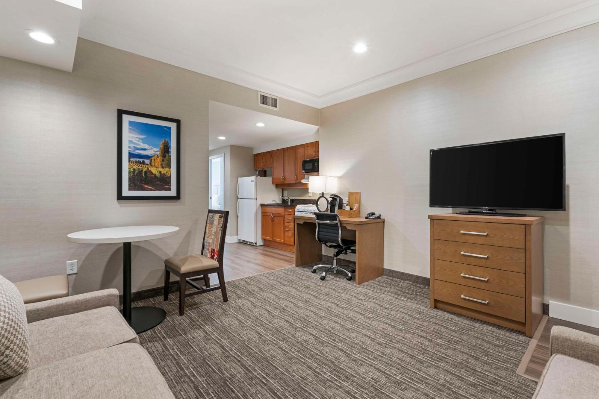Best Western Plus Kelowna Hotel & Suites Esterno foto
